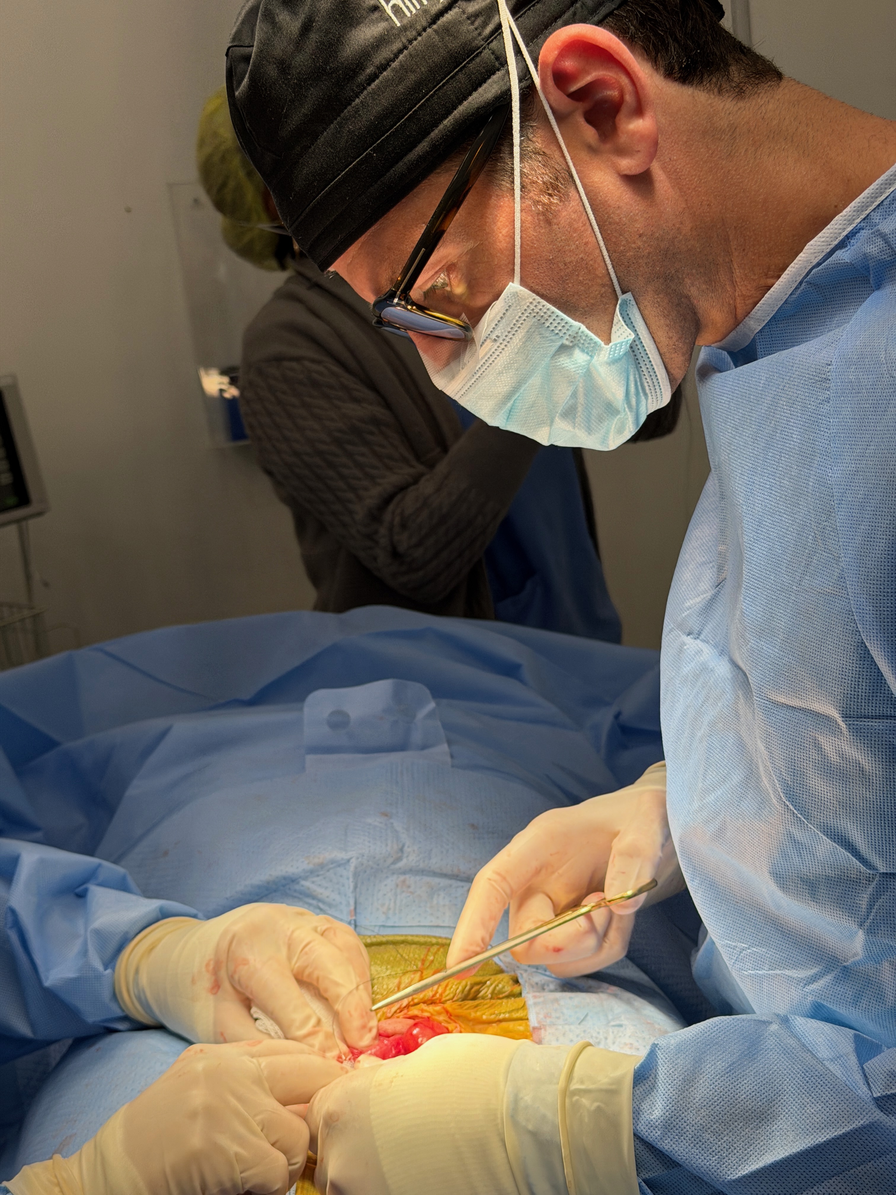 Dr. David Robbins正在进行Himplant增粗手术